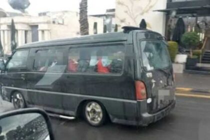 وفاة طفل داخل حافلة نقل أهلية بعد نسيانه من السائقة لمدة 4 ساعات
