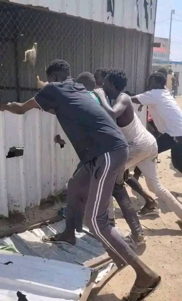 احتجاز سلفيين وصوفيين في تعدين عبري للاشتباكات حول المولد النبوي وتدمير مسجد.