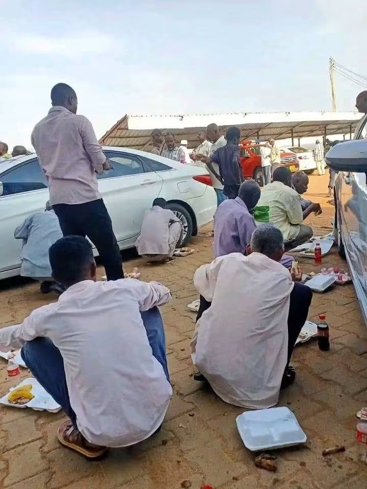 احتفال تكريم المعلمين بالخرطوم يثير جدلاً واسعاً بسبب صورة تُدَّعى أنها لهم أثناء تناولهم الطعام على الأرض.