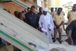 نقاش الوالي والتجار يكشف عن أسباب تضارب أسعار الدقيق في السودان.