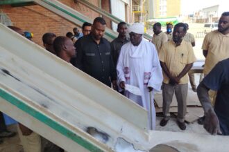 نقاش الوالي والتجار يكشف عن أسباب تضارب أسعار الدقيق في السودان.