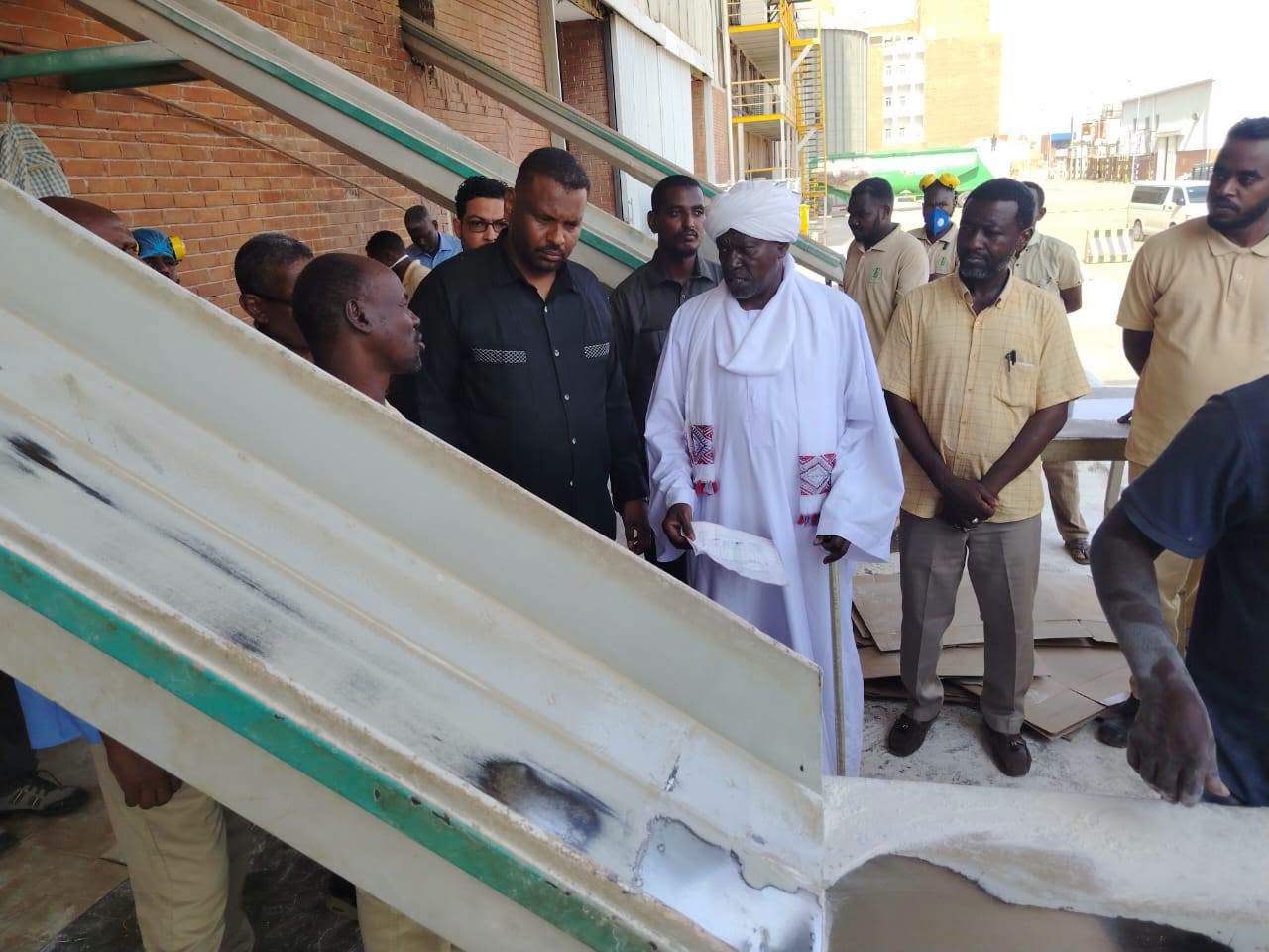 نقاش الوالي والتجار يكشف عن أسباب تضارب أسعار الدقيق في السودان.