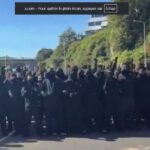 متظاهرون يرتدون ملابس سوداء يهتفون أوقفوا القوارب في ميناء دوفر