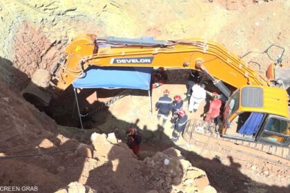 الإنقاذ مستمر: فرق تستخدم بئر موازة لمحاولة الوصول إلى الطفل أيوب بالجزائر.
