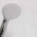 خبراء: 3 دقائق كافية للاستحمام و5 عند غسل الشعر