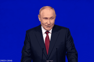زيارة المبعوثين الأميركيين إلى موسكو تفتح الباب لسيناريوهين محتملين لإنهاء الحرب في أوكرانيا.