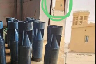 الصورة التي أثارت جدلاً حول أسلحة كيميائية في السودان تكشف عن طابع معماري إماراتي في الخلفية.