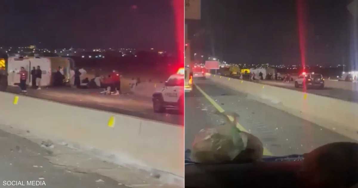 حافلة معتمرين مصريين تحمل 47 شخصاً تصطدم بسيارتين في مكة المكرمة وتودي بحياة اثنين وإصابة 25