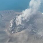 انفجار بركان أناك كراكاتو يضرب الطيران المدني ويؤثر على مئات آلاف المسافرين في إندونيسيا