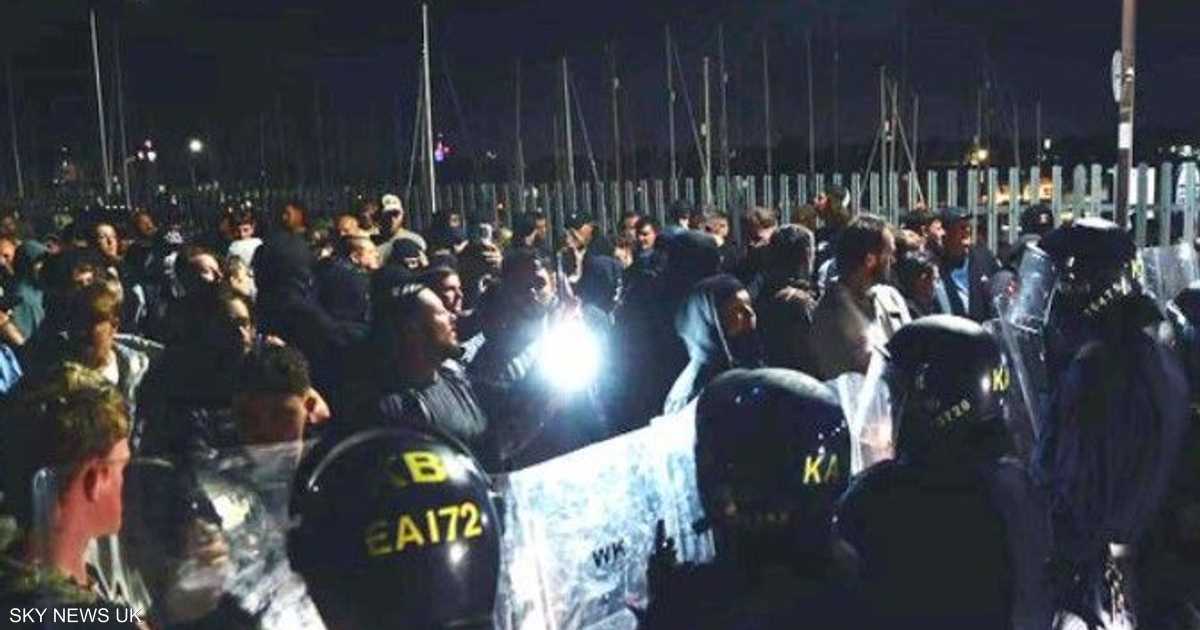 محتجون يحاولون منع نقل مهاجرين إلى البر في بورتسموث