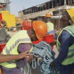 قوات الدفاع المدني تزيل أجزاء آيلة للسقوط من برج التأمينات الإسلامية في الخرطوم.