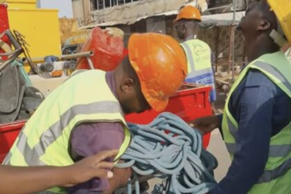 قوات الدفاع المدني تزيل أجزاء آيلة للسقوط من برج التأمينات الإسلامية في الخرطوم.