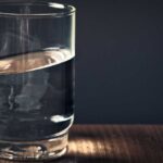 الماء صباحا لتعزيز الهضم وتخفيف اضطرابات المعدة المرتبطة بالقهوة