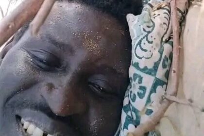 الويلات الحربية تتضح في وداع شاب في الصحراء