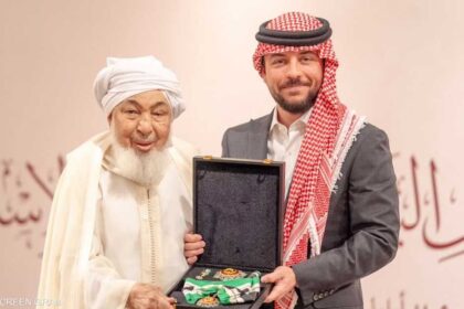 الملك والأمير الحسين بن عبدالله يكرمون الشيخ عبدالله بن بيه على إسهاماته في السلام والحوار.