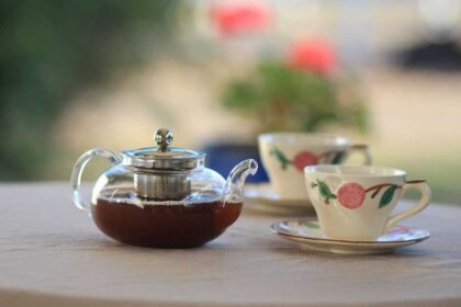 الشاي والصداع: كيف يؤثر تناوله على أعراض الصداع؟