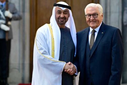 رئيس دولة الإمارات يبحث مع نظيره الألماني سبل تعزيز الشراكة الاستراتيجية والقضايا الإقليمية والدولية في فيلا بورزيغ التاريخية.