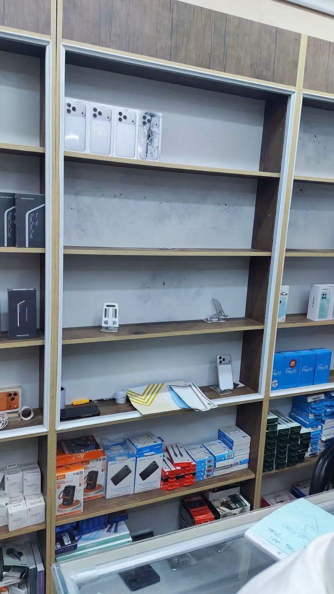 نهب كبير لمعرض فطيم ستور في أمدرمان يسرق أحدث أجهزة الهواتف المحمولة