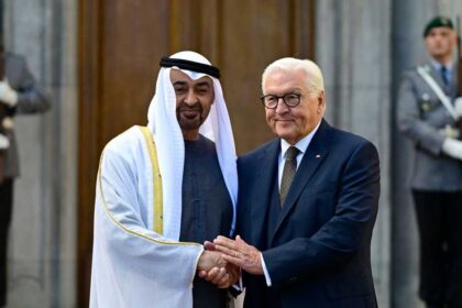 تبادل الشيخ محمد بن زايد والرئيس الألماني شتاينماير حوارات وديّة خلال لقائهما.