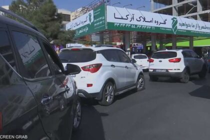 الحكومة الإيرانية تواجه ضغوطاً اقتصادية متزايدة بسبب ارتفاع أسعار الوقود وانتشار الاحتجاجات.