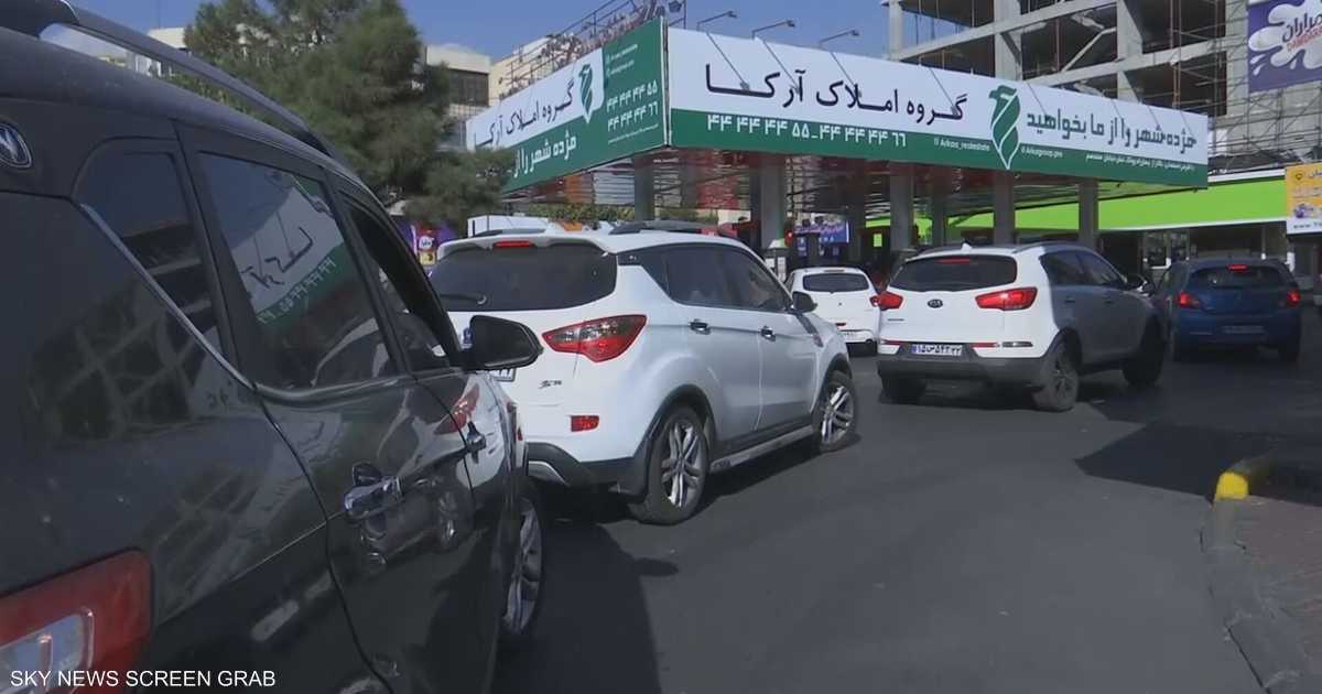 الحكومة الإيرانية تواجه ضغوطاً اقتصادية متزايدة بسبب ارتفاع أسعار الوقود وانتشار الاحتجاجات.