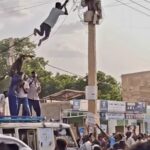 شاب سوداني يصعد عمود كهرباء في كسلا ويُوقف قبل وقوع حادثة.