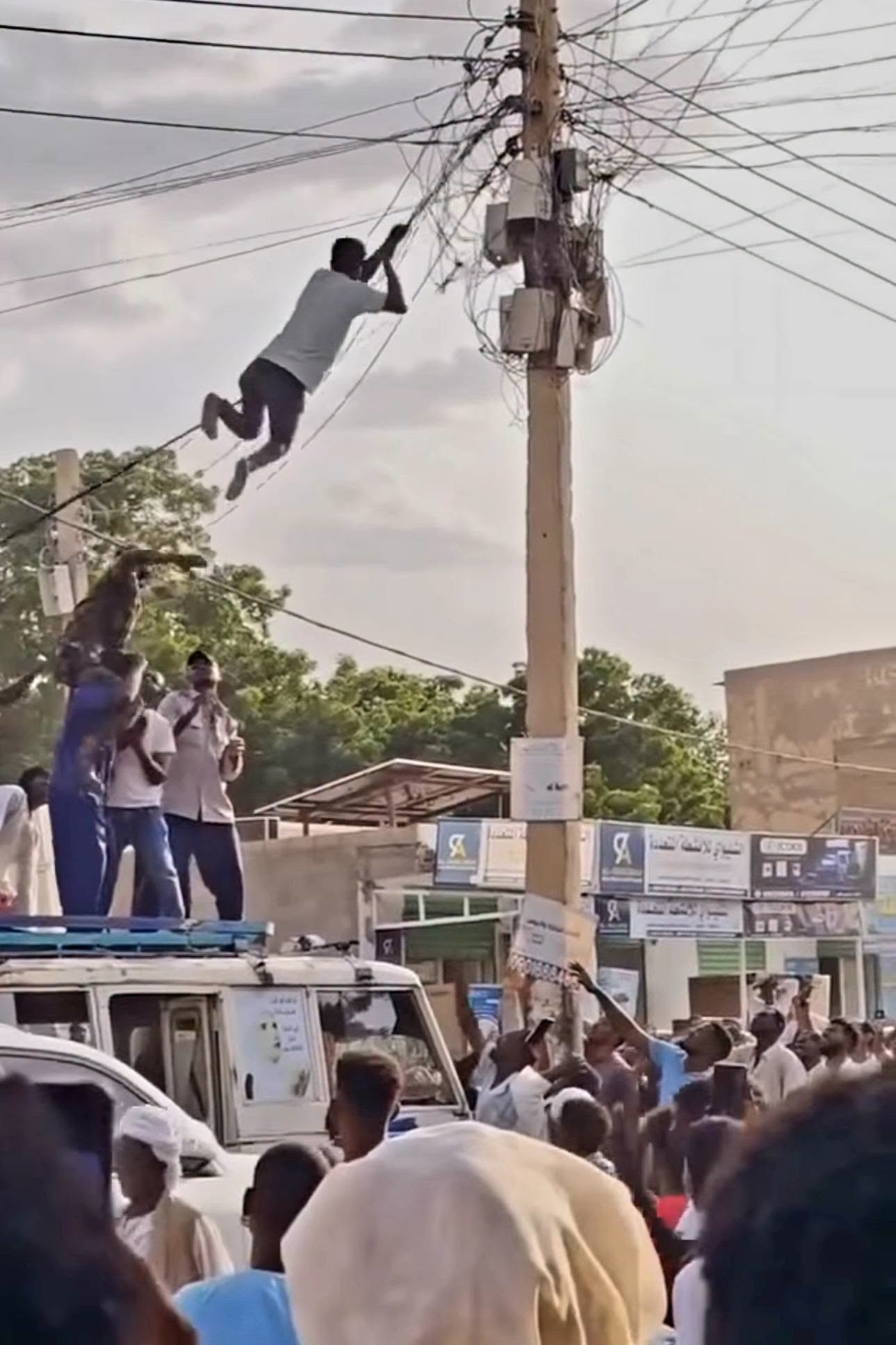 شاب سوداني يصعد عمود كهرباء في كسلا ويُوقف قبل وقوع حادثة.