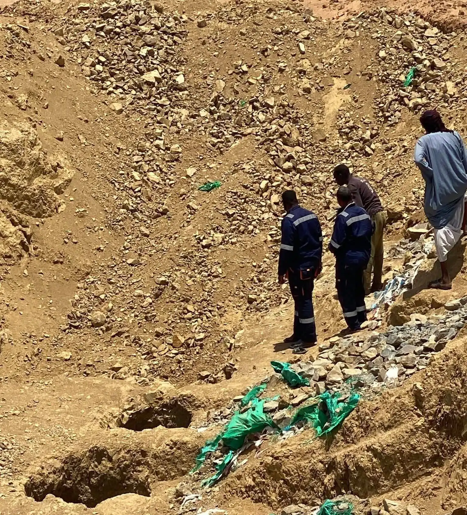 انهيار منجم ذهب في البحر الأحمر يودي بحياة 10 أشخاص وإصابة 21 آخرين