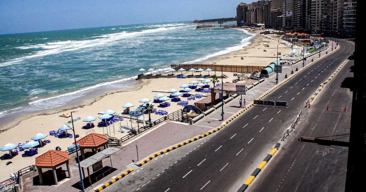غرق مركب قبالة السواحل المصرية والبحث عن 30 شخصاً بينهم مصريون وسودانيون.