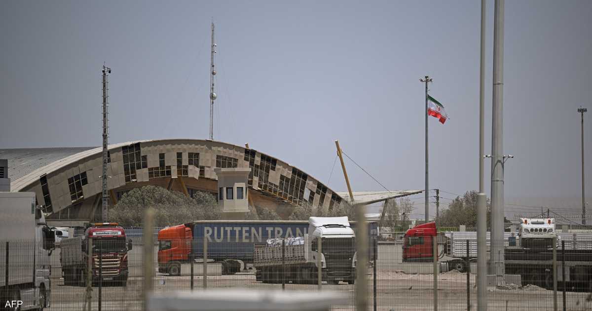 استئناف حركة المسافرين والتجارة عبر معابر الحدود العراقية الإيرانية تدريجياً.