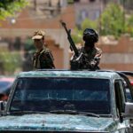 الحوثيون يتخذون مواقع استراتيجية على قمم التلال المطلة على مضيق باب المندب والمخا.