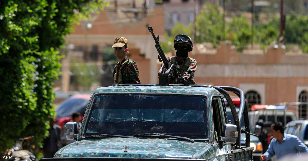 الحوثيون يتخذون مواقع استراتيجية على قمم التلال المطلة على مضيق باب المندب والمخا.