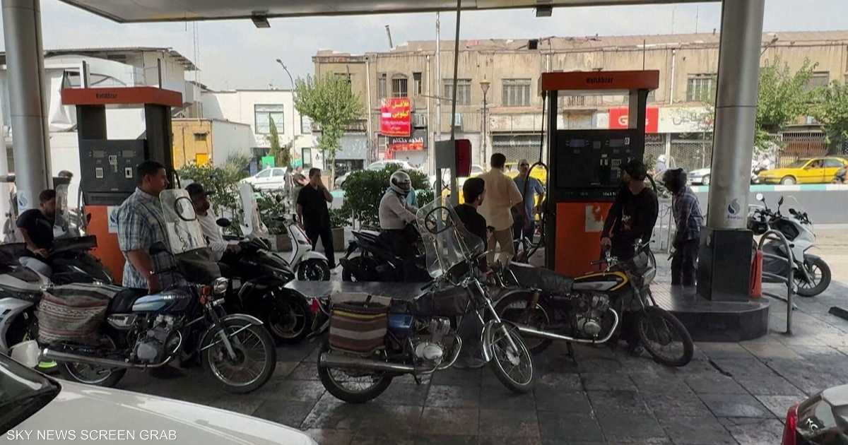 الأزمة الاقتصادية الإيرانية تصل إلى طريق مسدود مع تفاقم معاناة المواطنين وغياب الحلول الفعالة.