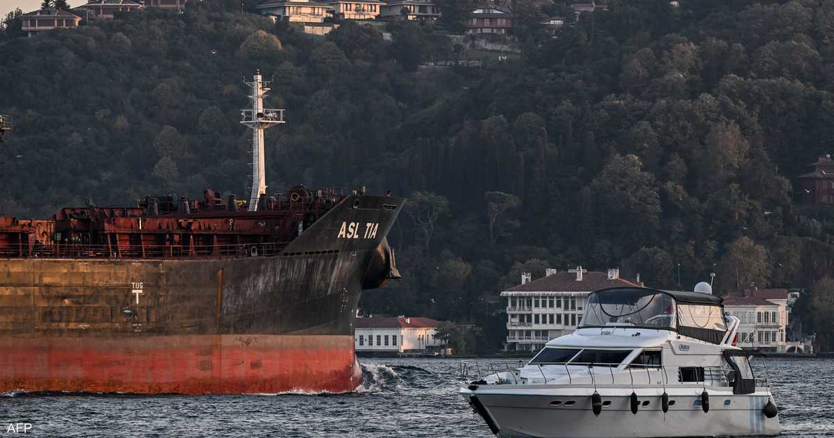سفينتان ترفعان علم تركيا ويبدأ البحث عن طاقم آخر