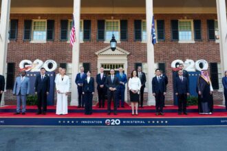 وزراء المالية في G7 يفشلون في التقاط الصورة العائلية بسبب حضور وزير المالية الروسي.