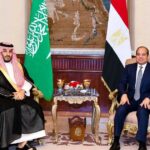 السيسي يؤكد دعم مصر للإجراءات السعودية الداعمة للحكومة اليمنية وضمان أمن الملاحة في المضائق