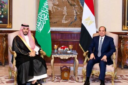 السيسي يؤكد دعم مصر للإجراءات السعودية الداعمة للحكومة اليمنية وضمان أمن الملاحة في المضائق