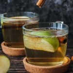 خل التفاح قد يساعد في تنظيم سكر الدم وتحسين مستويات الكوليسترول.