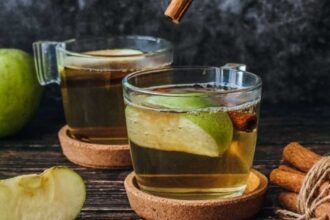 خل التفاح قد يساعد في تنظيم سكر الدم وتحسين مستويات الكوليسترول.