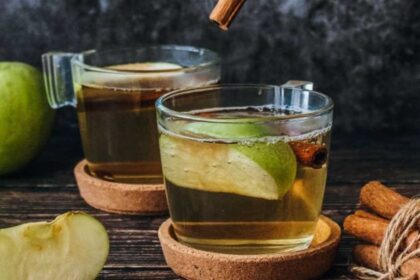 خل التفاح قد يساعد في تنظيم سكر الدم وتحسين مستويات الكوليسترول.