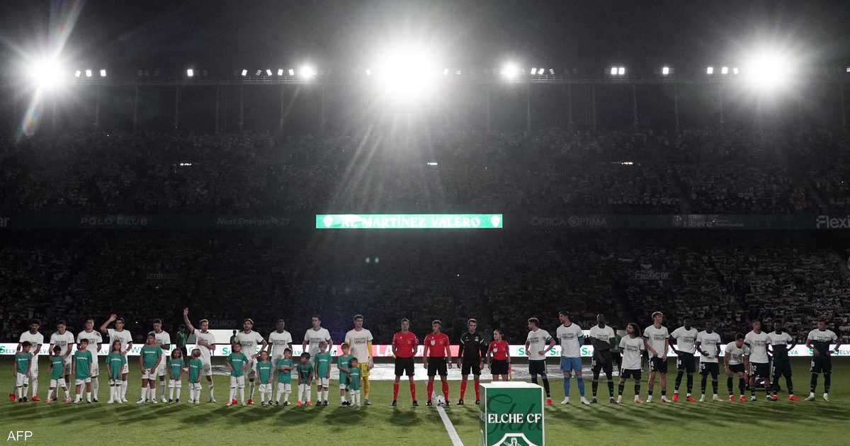 ريال مدريد وإلتشي يرفعان قمصانا داعمة لسكان سبتة قبل المباراة