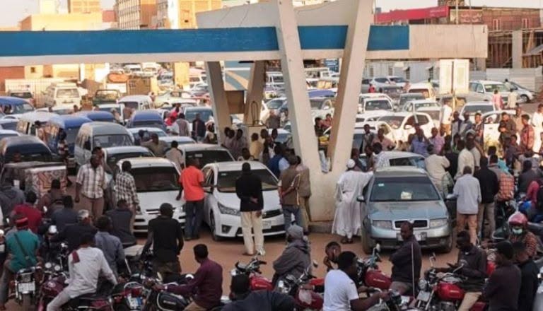 الوقود متوفر والإمدادات تنساب بصورة طبيعية في محطات الخدمة.