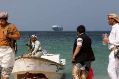 مسؤولون أمريكيون يجتمعون بجماعة الحوثي في عمان بعد سيطرتها على باب المندب.