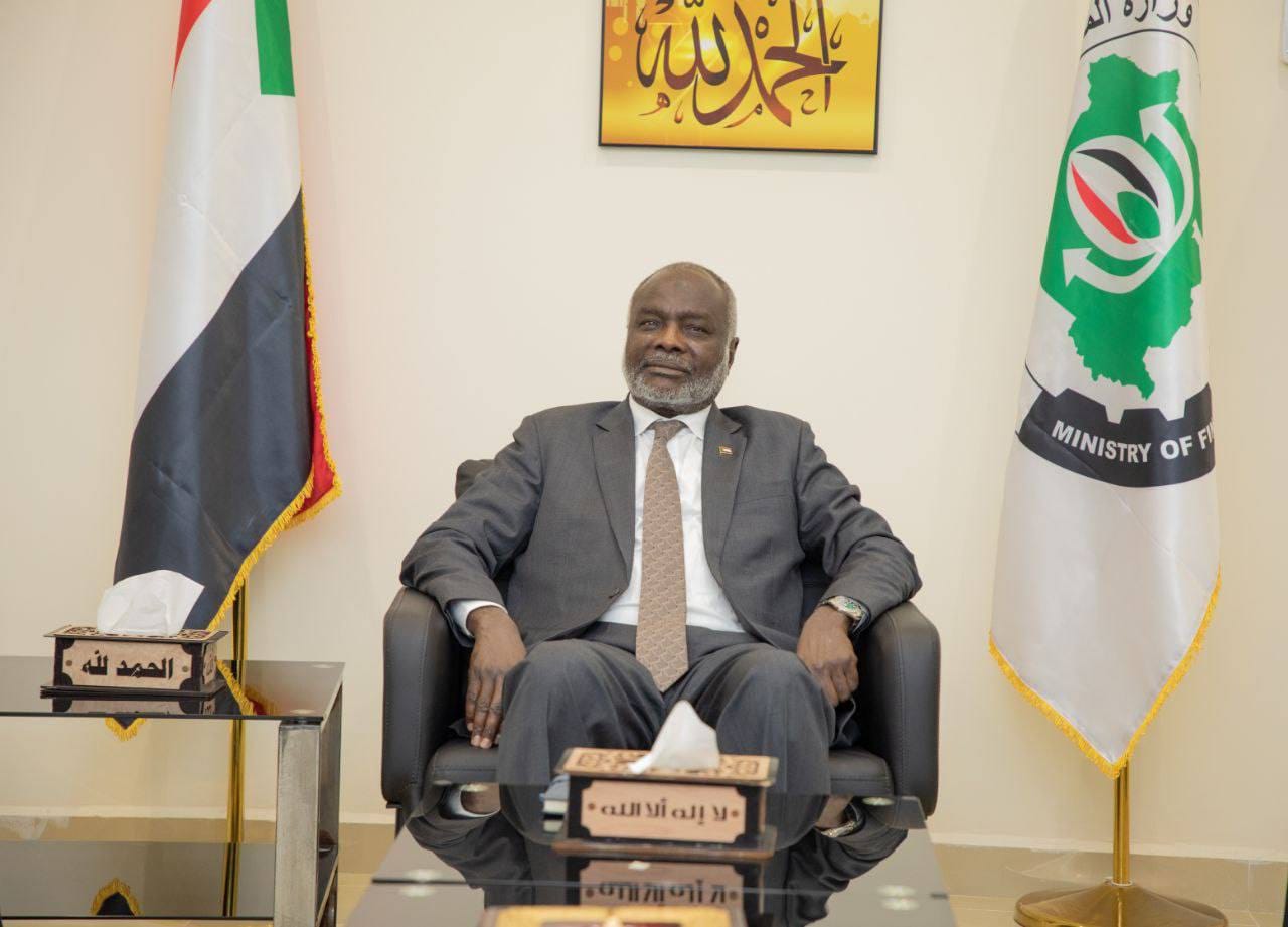 وزير المالية السوداني يحدد أسباب تراجع الجنيه ويؤكد على تحديات العرض والطلب.