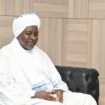 سفير السودان يتجول بمقديشو دون موكب أمني ويحظى بتفاعل واسع على وسائل التواصل.