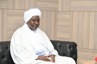 سفير السودان يتجول بمقديشو دون موكب أمني ويحظى بتفاعل واسع على وسائل التواصل.
