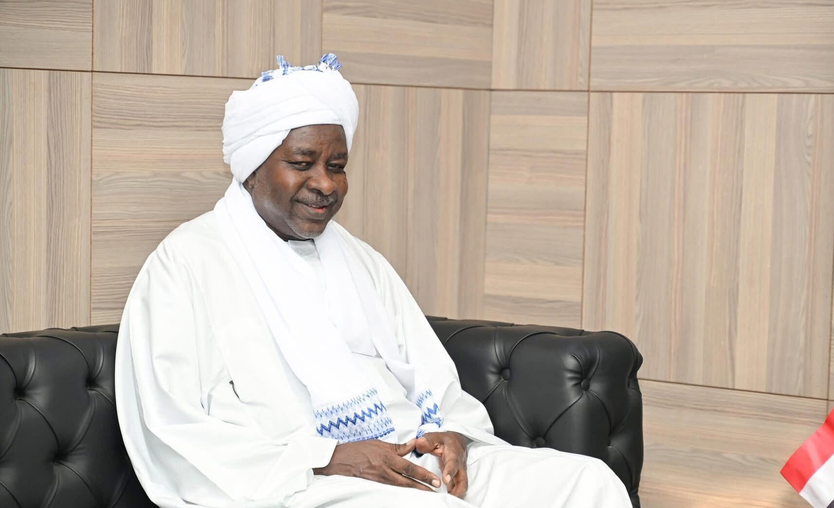 سفير السودان يتجول بمقديشو دون موكب أمني ويحظى بتفاعل واسع على وسائل التواصل.