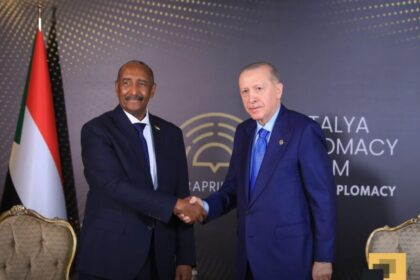 البرهان يطمئن أردوغان وتياني ويبحث معهما تعزيز العلاقات وتفعيل التعاون الأمني والسياسي.