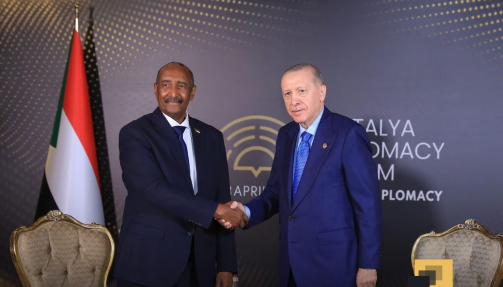 البرهان يطمئن أردوغان وتياني ويبحث معهما تعزيز العلاقات وتفعيل التعاون الأمني والسياسي.