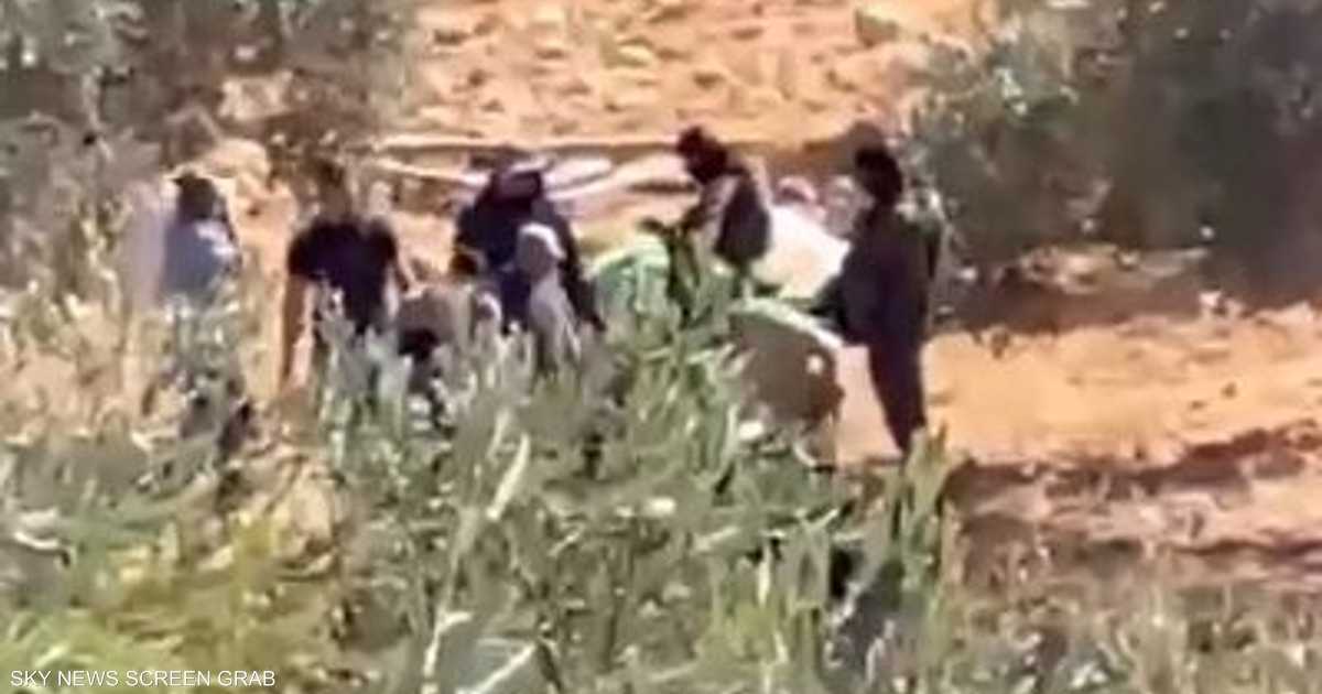 الجيش الإسرائيلي يمنع الأهالي من قطف الزيتون في نعلين خلال موسم الحصاد